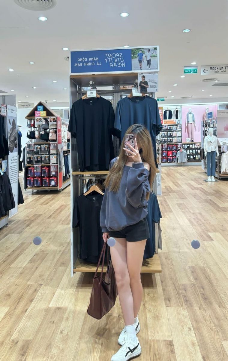 Gái Trẻ Mặc Áo Hoodie Xám Và Quần Short Đen