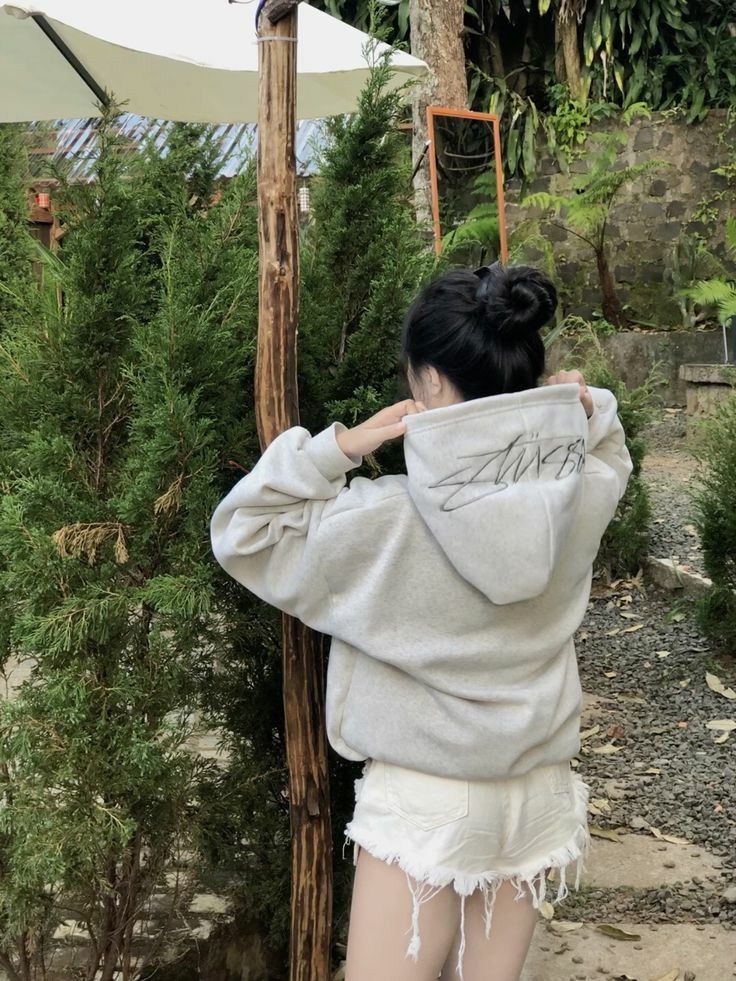 Gái Trẻ Mặc Áo Hoodie Xám Và Shorts Trắng