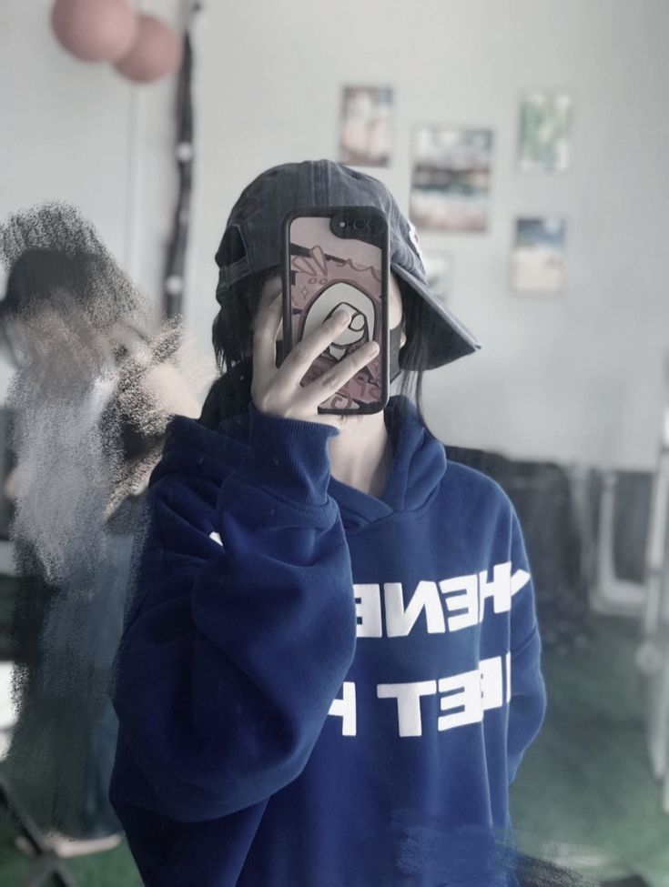 Gái Trẻ Mặc Áo Hoodie Xanh Đội Mũ Lưỡi Trai Chụp Ảnh Tự Sướng