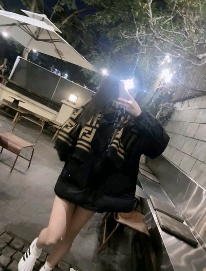 Gái Trẻ Mặc Áo Khoác Dày Và Khăn Choàng Chụp Selfie Tại Quán Cà Phê