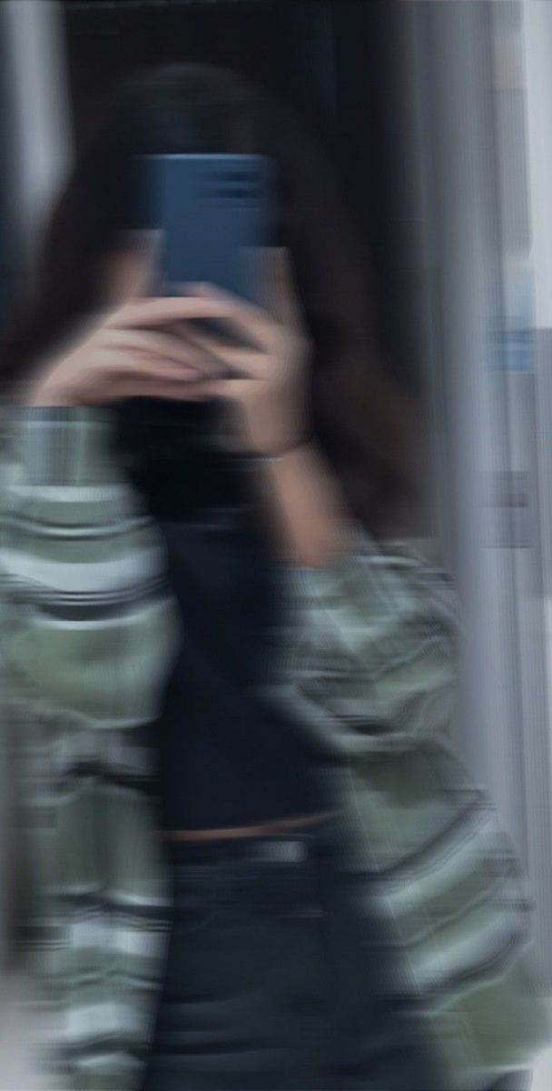Gái Trẻ Mặc Áo Khoác Kẻ Chụp Selfie Trong Gương