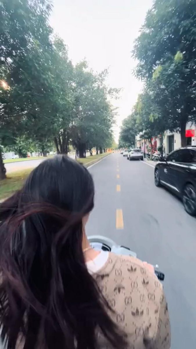 Gái Trẻ Mặc Áo Mỏng Ngồi Sau Xe Máy