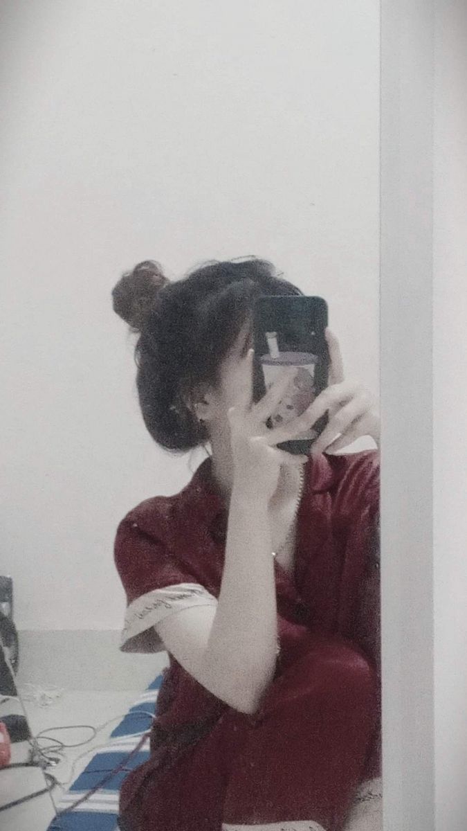 Gái Trẻ Mặc Áo Ngủ Màu Đỏ Tự Tin Chụp Ảnh Selfie