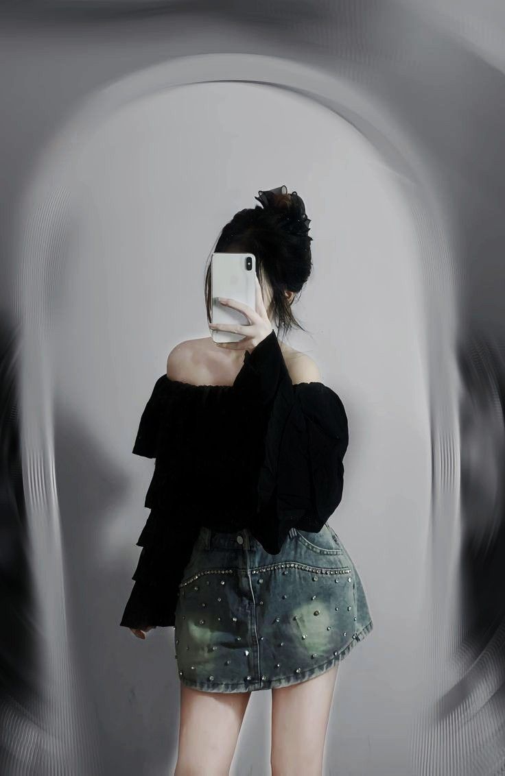 Gái Trẻ Mặc Áo Off-Shoulder Đen Và Chân Vái Jeans Xanh