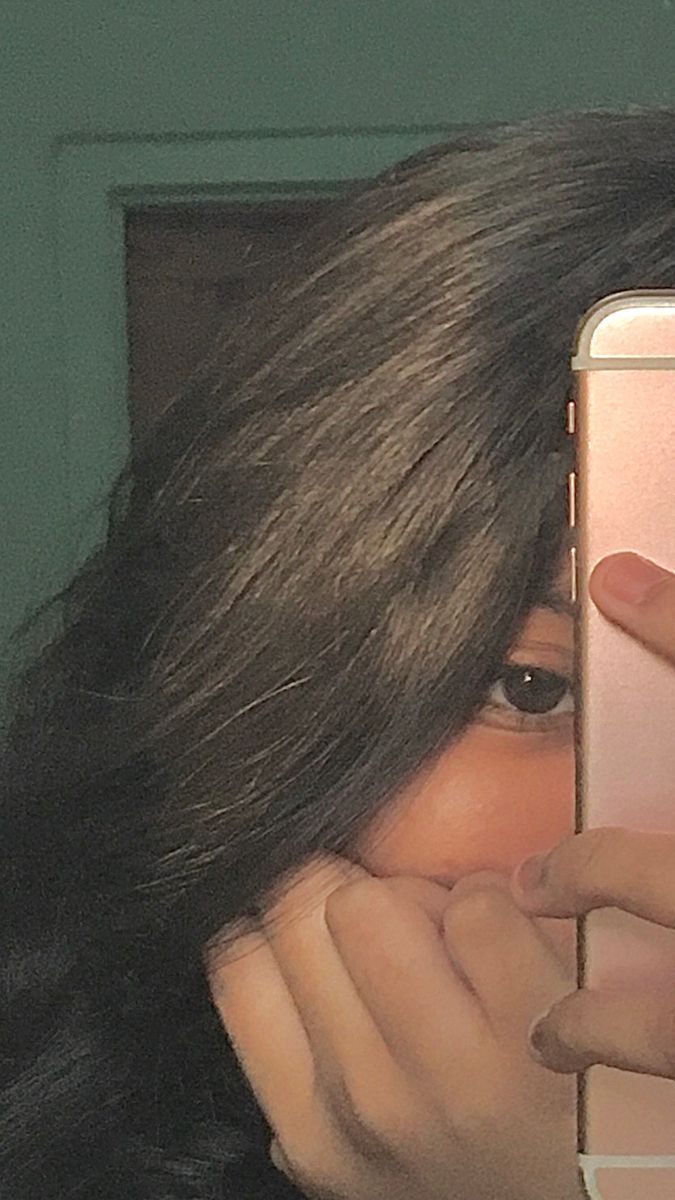 Gái Trẻ Mặc Áo Phong Chụp Ảnh Selfie Trong Phòng Ngủ