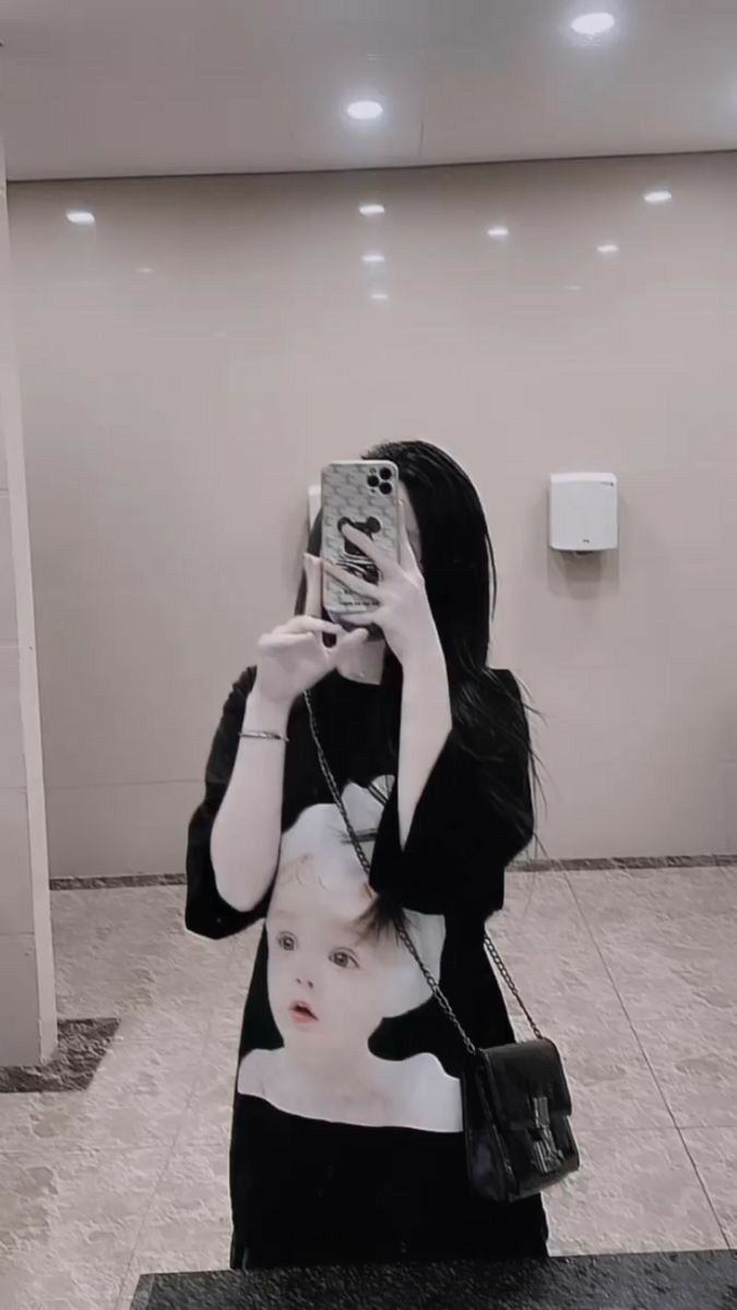 Gái Trẻ Mặc Áo Phông Đen Đeo Túi Xách