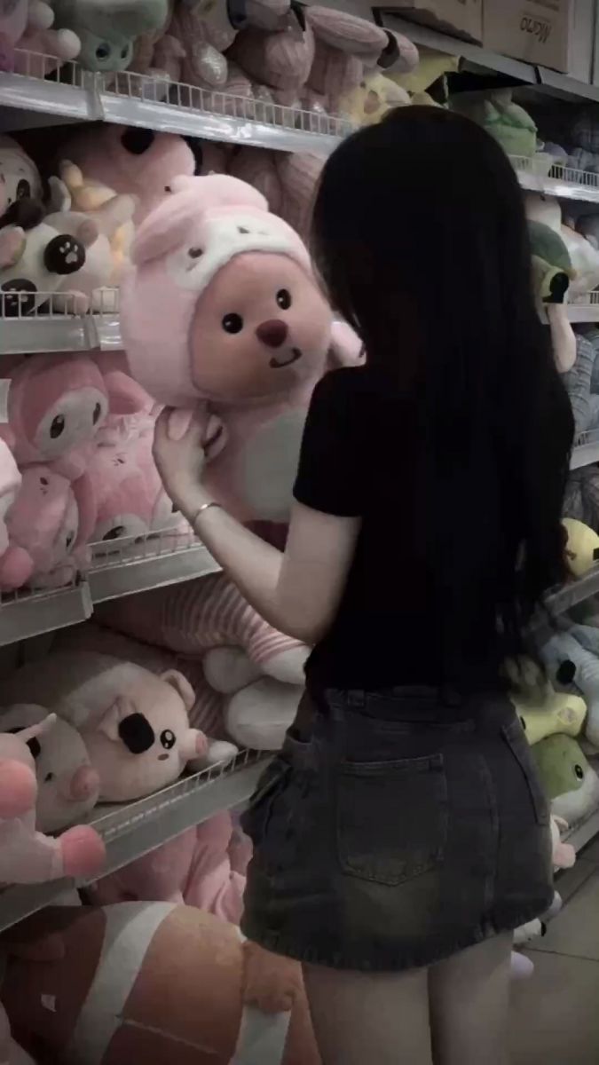 Gái Trẻ Mặc Áo Phong Đen Và Chân Vay Denim Đáng Chọn Mùa Thu