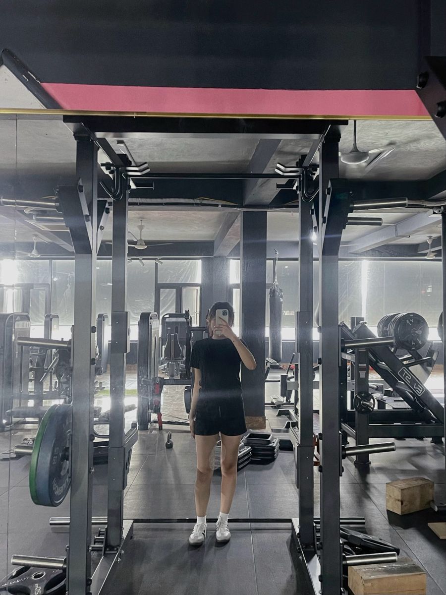 Gái Trẻ Mặc Áo Phông Đen Và Quần Short Trong Phòng Gym
