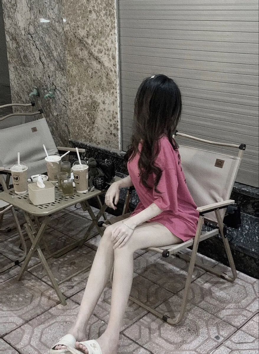 Gái Trẻ Mặc Áo Phong Hồng Ngồi Trên Ghế Gỗ