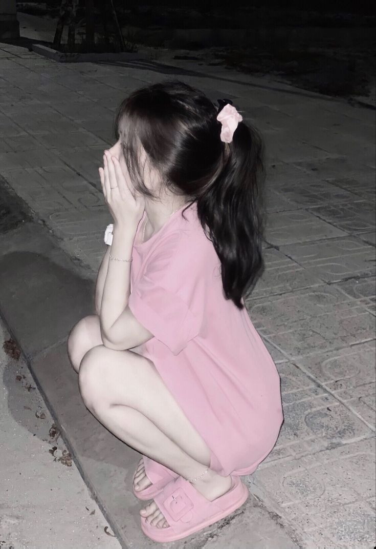 Gái Trẻ Mặc Áo Phong Hồng Ngồi Xóm Bên Lề Đường