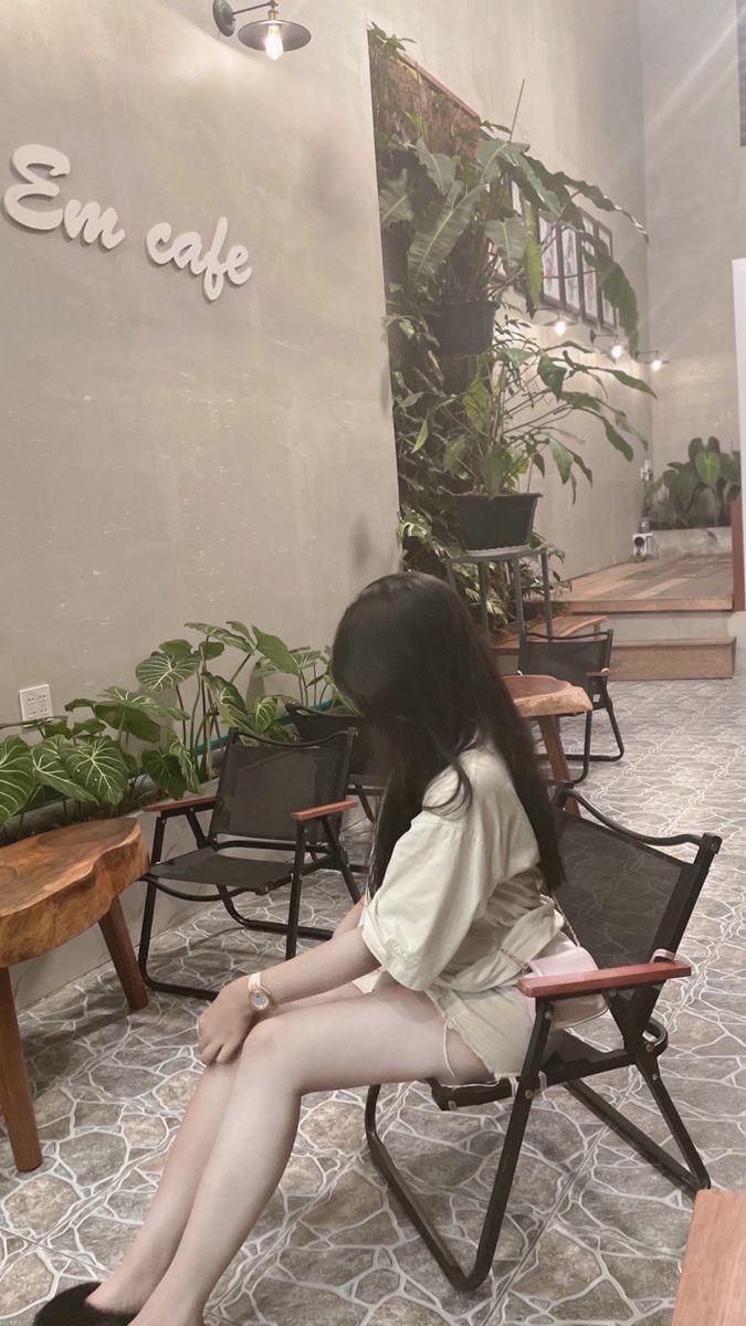 Gái Trẻ Mặc Áo Phong Rộng Và Quần Ngắn Thả Hồn Trong Quán Cafe