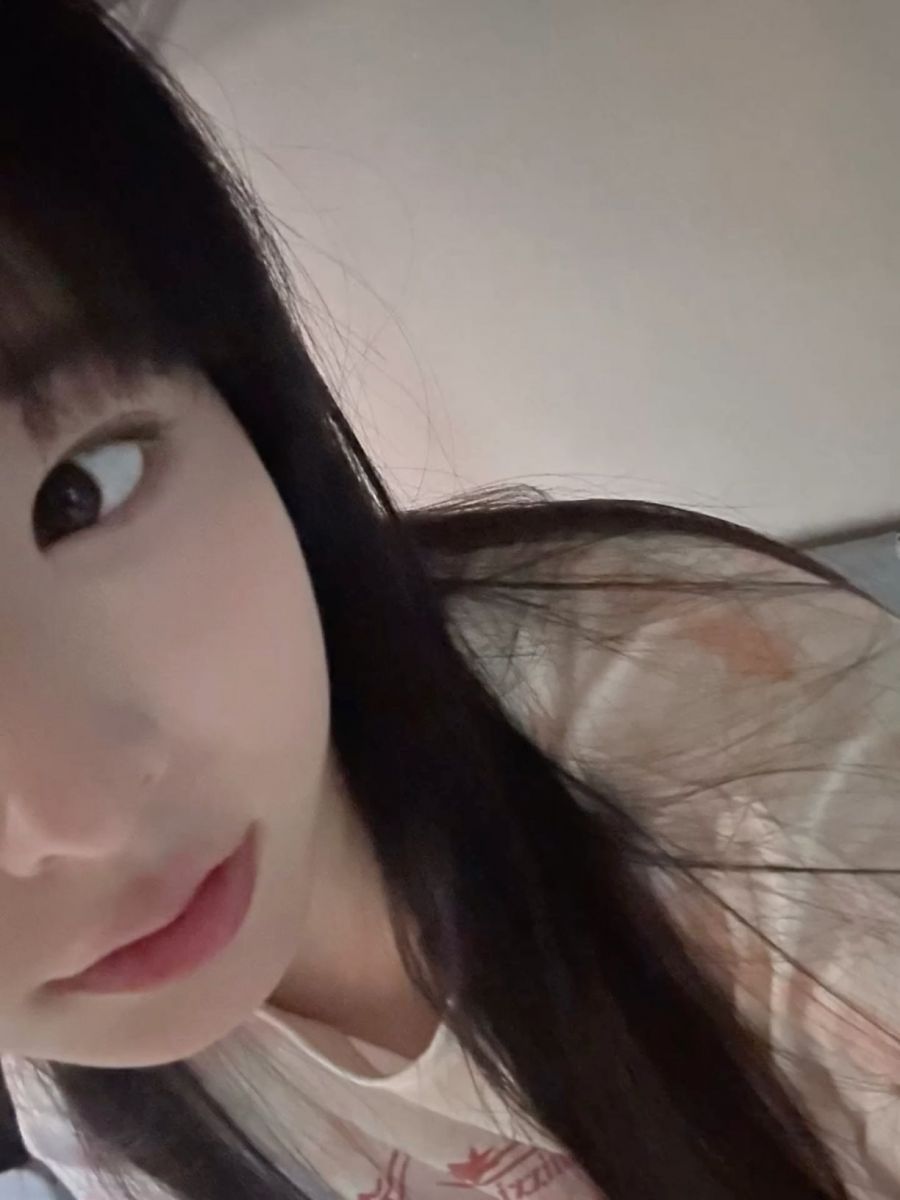 Gái Trẻ Mặc Áo Phong Trắng Chụp Ảnh Selfie Tươi Vui