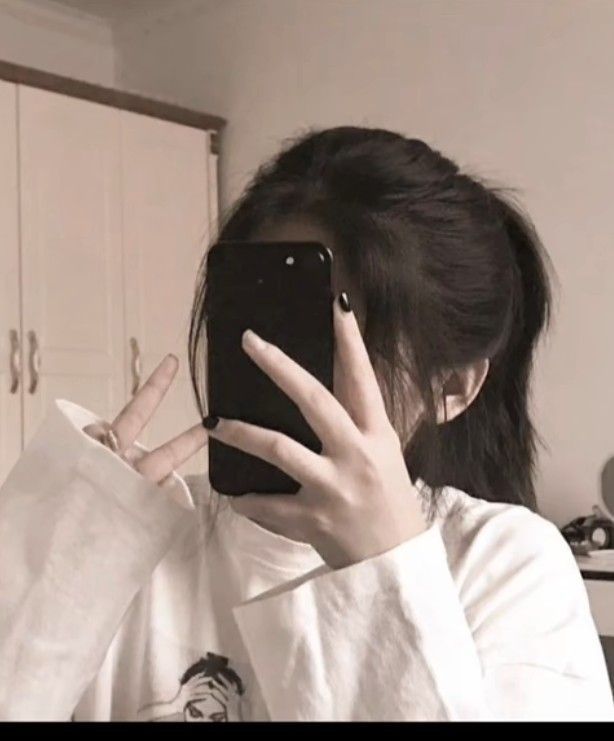 Gái Trẻ Mặc Áo Phông Trắng Chụp Selfie Tự Tin
