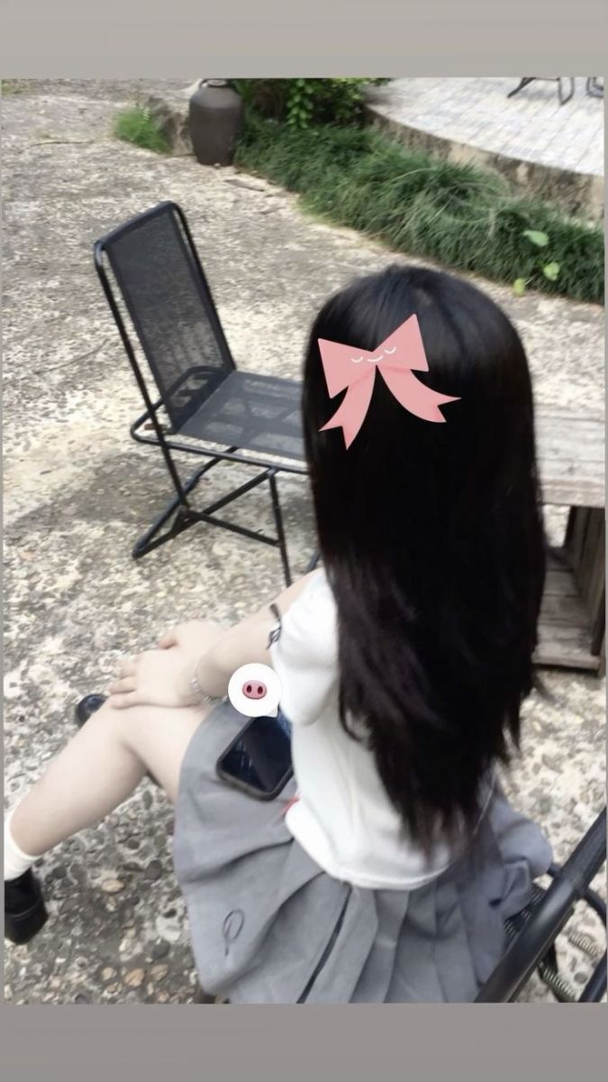 Gái Trẻ Mặc Áo Phong Trắng Và Chân Vày Xám Ngồi Trong Sân Vườn