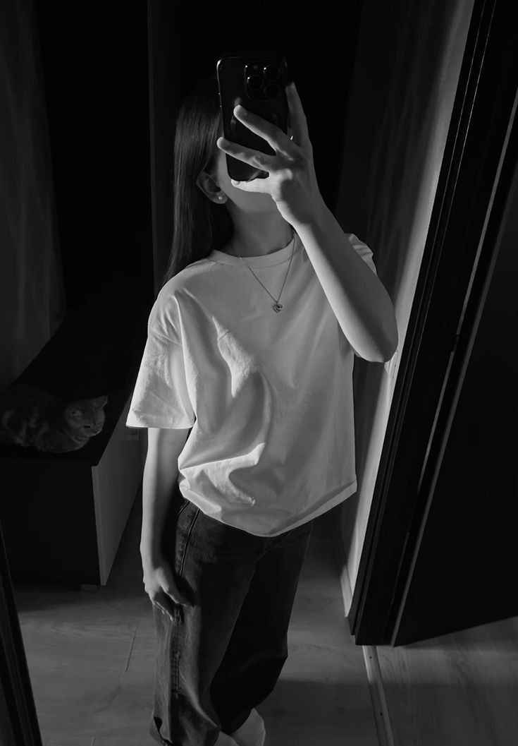 Gái Trẻ Mặc Áo Phông Trắng Và Quần Jeans Chụp Selfie