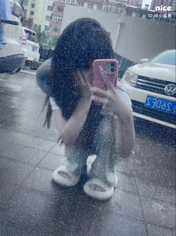 Gái Trẻ Mặc Áo Phông Trắng Và Quần Jeans