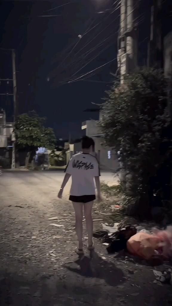 Gái Trẻ Mặc Áo Phong Và Quần Shorts Đang Đi Bộ Vào Ban Đêm