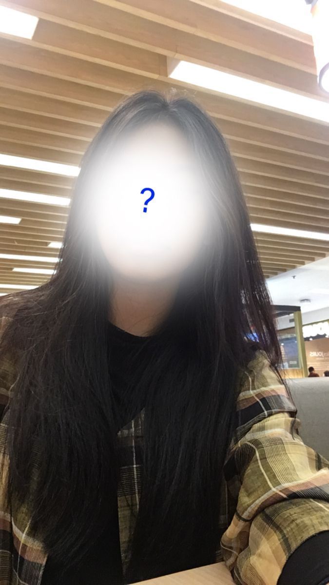 Gái Trẻ Mặc Áo Sơ Mi Flannel Kẹo Ngồi Tại Quán Cà Phê
