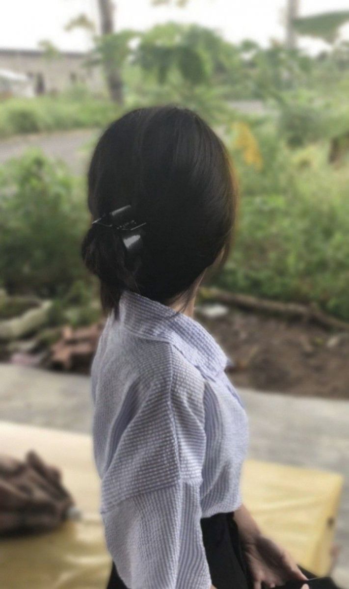 Gái Trẻ Mặc Áo Sơ Mi Sọc Xanh Trắng Trong Vườn