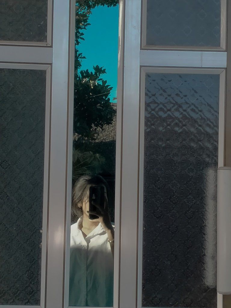 Gái Trẻ Mặc Áo Sơ Mi Trắng Chụp Selfie Sang Ch