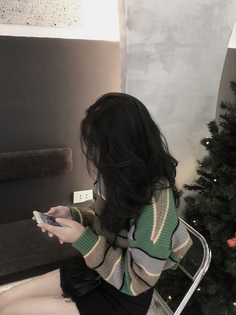 Gái Trẻ Mặc Áo Sweater Sọc Xanh Và Xám Tại Quán Cafe