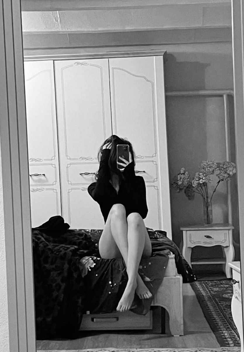 Gái Trẻ Mặc Áo Tay Dài Màu Đen Chụp Ảnh Selfie Trong Gương