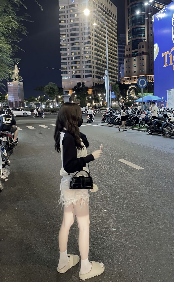 Gái Trẻ Mặc Áo Thun Dài Tay Đen Trắng