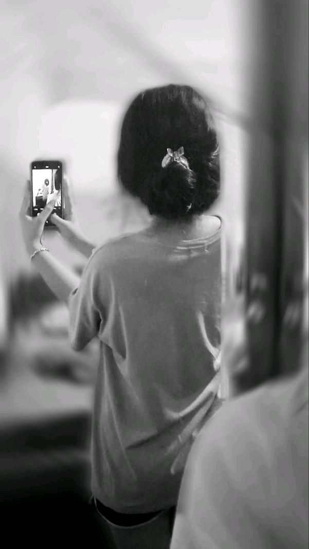 Gái Trẻ Mặc Áo Thun Rộng Chụp Selfie Vui Vẻ