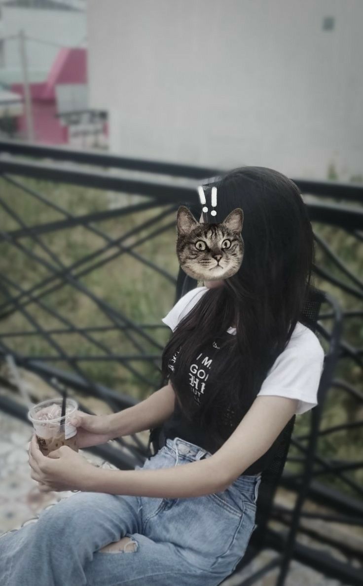 Gái Trẻ Mặc Áo Thun Trắng Và Quần Jeans Ngồi Trên Ghế