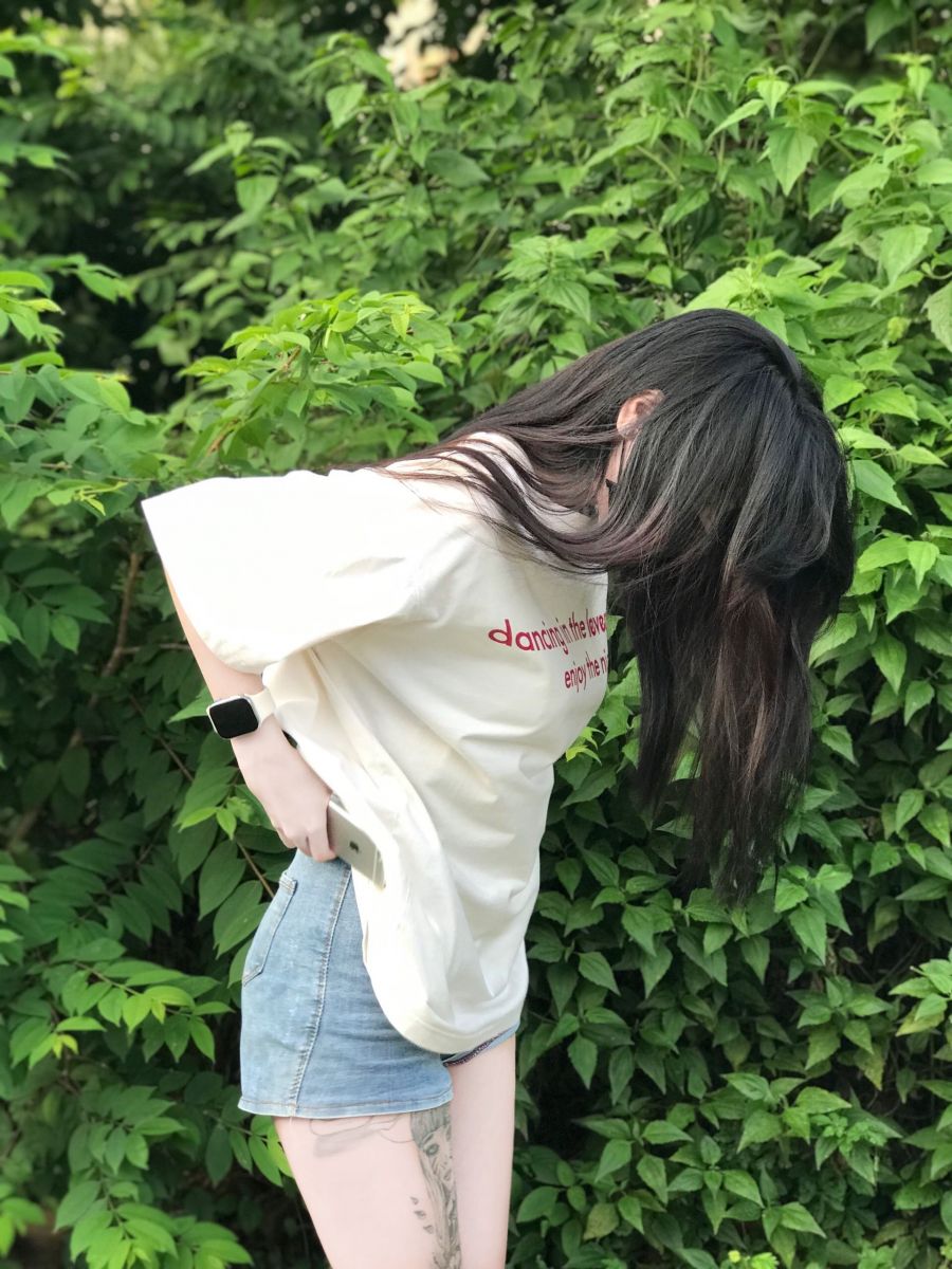 Gái Trẻ Mặc Áo Thun Trắng Và Quần Short Jeans Cũi
