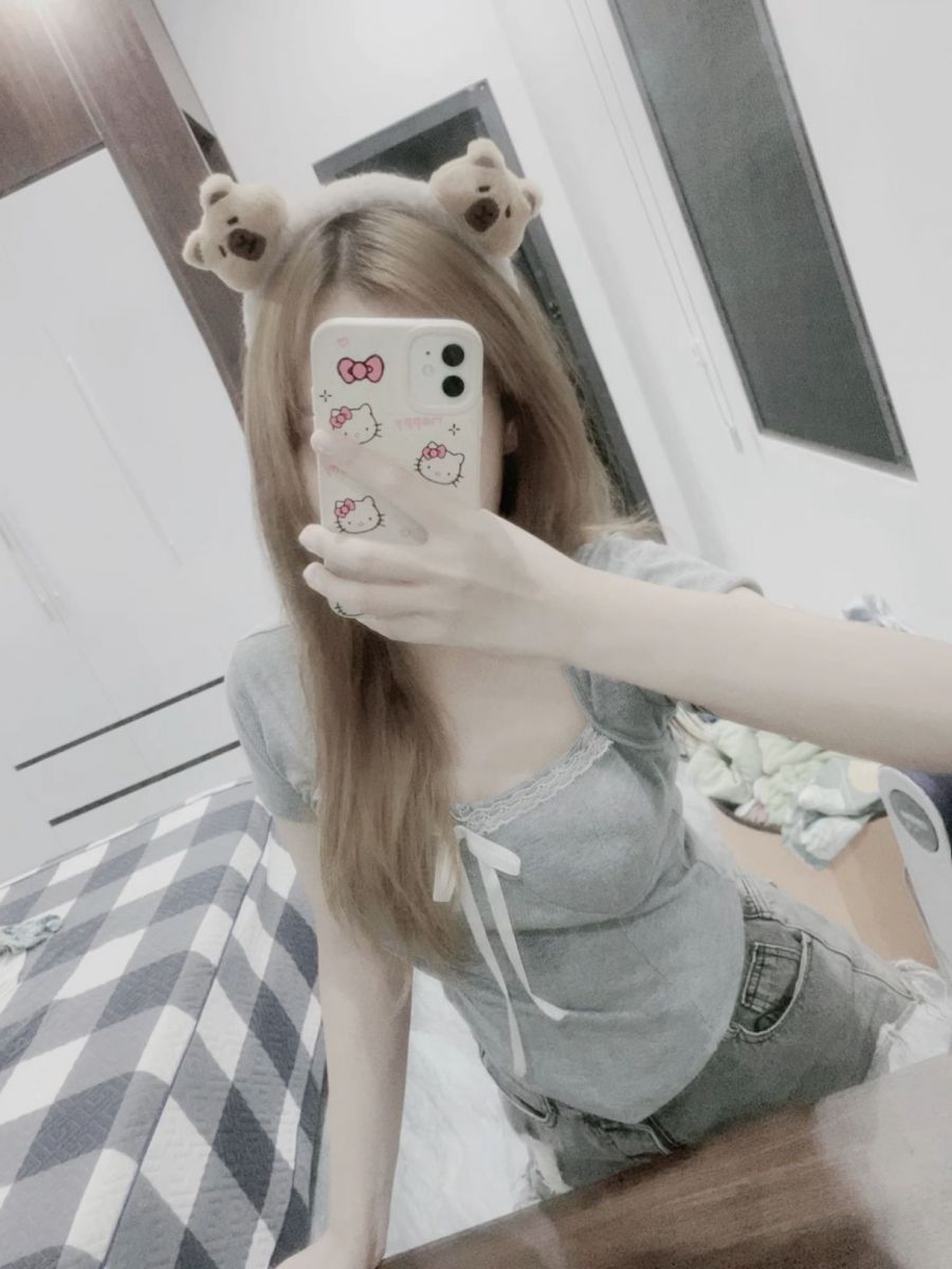 Gái Trẻ Mặc Áo Thun Xám Và Quần Shorts