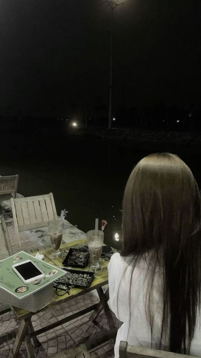 Gái Trẻ Mặc Áo Trắng Ngồi Bên Bờ Sông Vào Ban Đêm