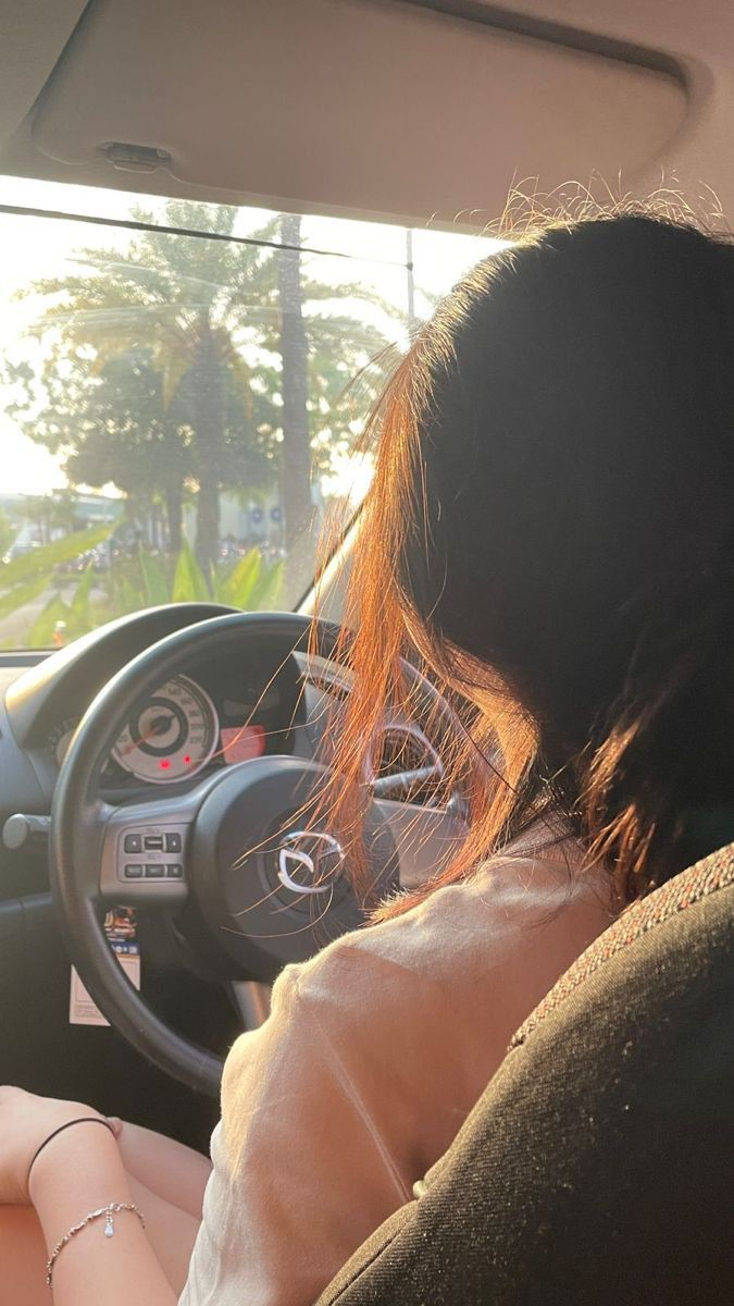 Gái Trẻ Mặc Áo Trắng Trong Xe Ô Tô