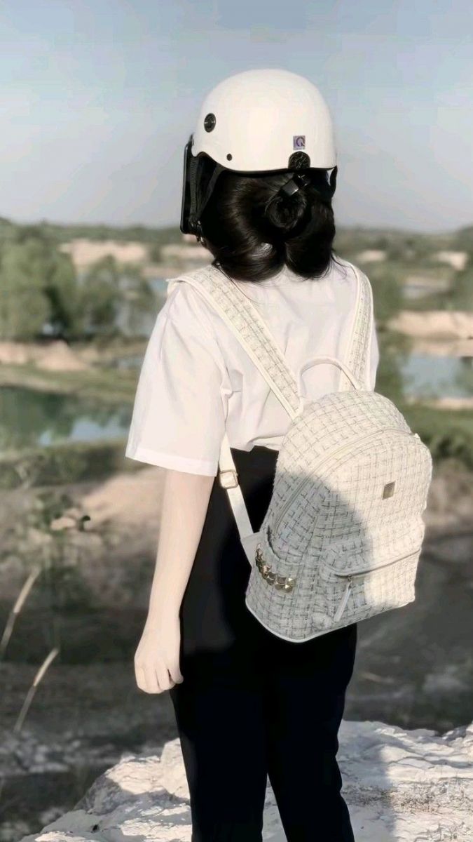 Gái Trẻ Mặc Áo Trắng Và Quần Đen Đẹp Mắt