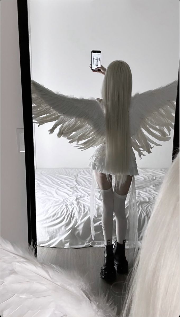 Gái Trẻ Mặc Vay Trắng Chụp Selfie Trước Gương