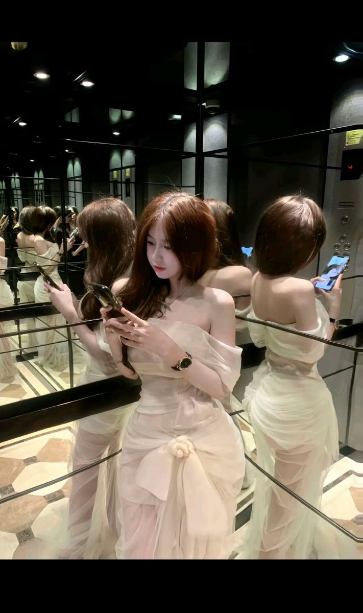Gái Xinh Mặc Trang Phục Nhẹ Nhàng Trong Thang Máy