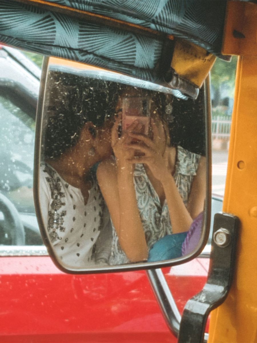 Gái Và Chàng Trai Ngồi Trong Xe Tuk Tuk