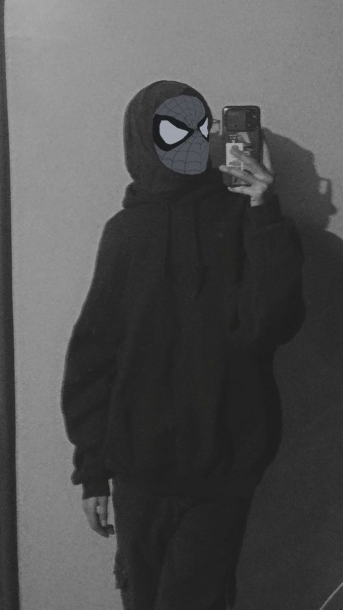 Nam Giới Mặc Hoodie Đen: Tự Tin Chụp Ảnh Selfie Trong Gương