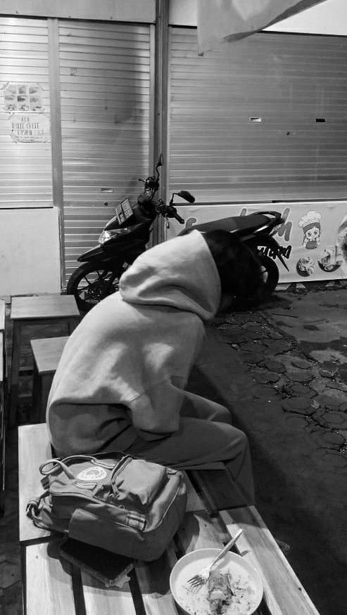 Nam Ngồi Trên Ghế Gỗ Mặc Áo Hoodie Và Quần Thể Thao
