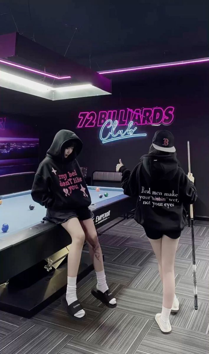 Ảnh cô gái mặc áo hoodie đen bên bạn bè vui vẻ