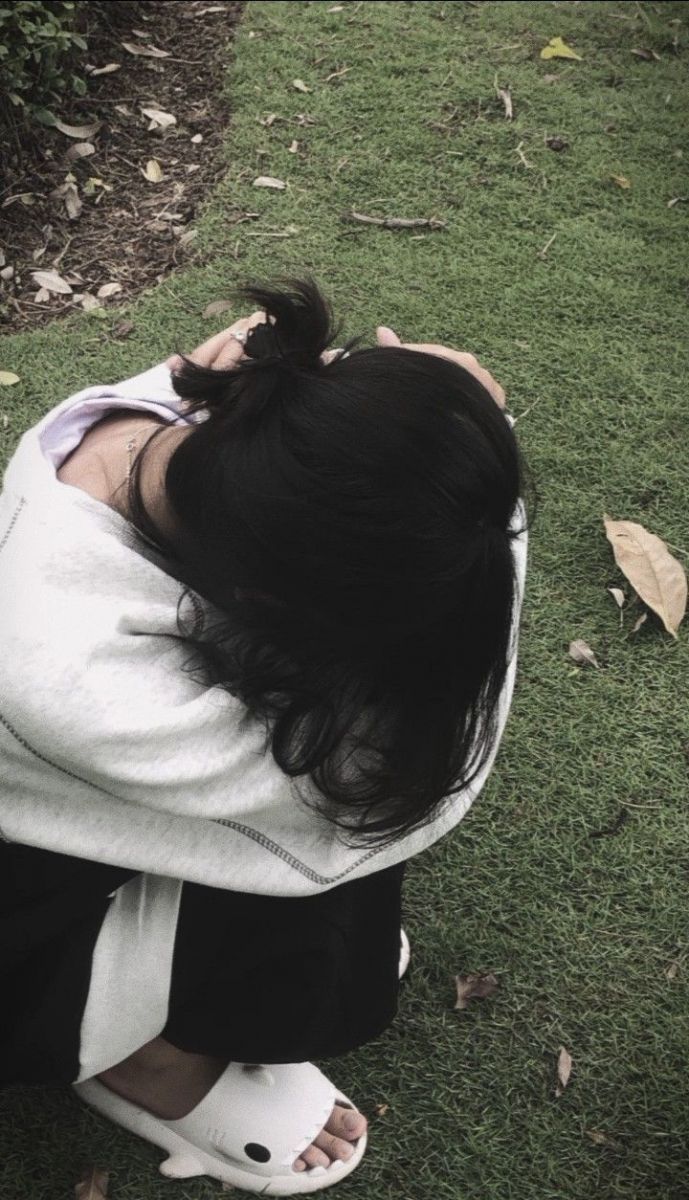 Ảnh cô gái mặc áo hoodie trắng bên ngôi cổ rỗng