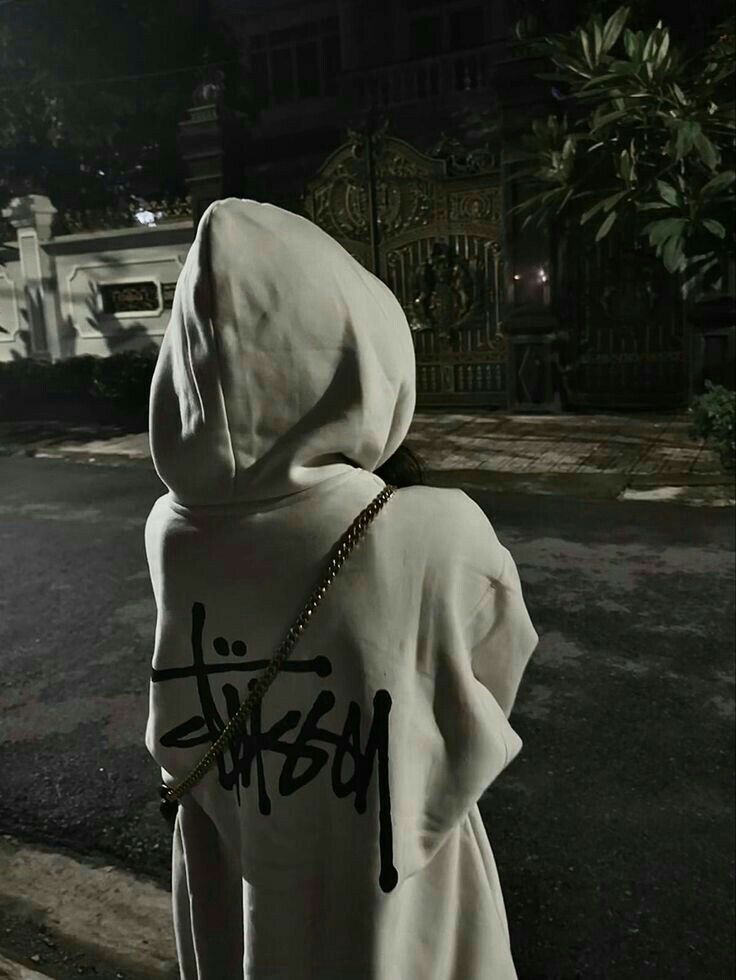 Ảnh cô gái mặc hoodie trắng đi dạo phố đêm