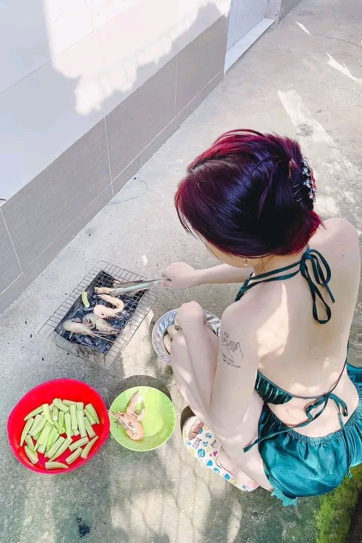 Ảnh gái bikini màu xanh lam tại bếp ngoài trời