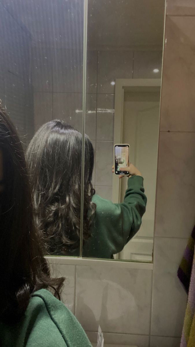Ảnh gái chụp selfie trong gương với áo khoác xanh