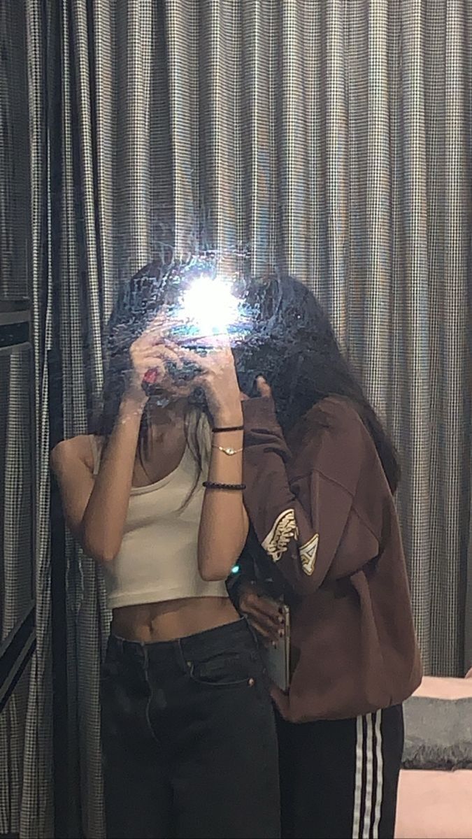 Ảnh gái chụp selfie trong gương với phong cách trẻ trung