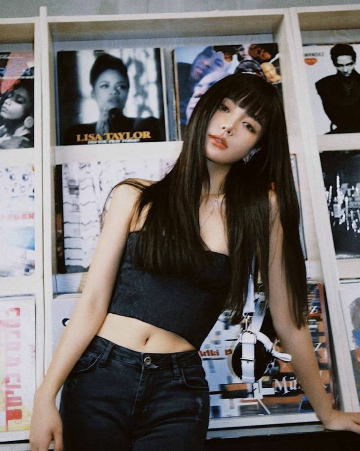 Ảnh gái mặc áo crop top đen bên chiếc ghế