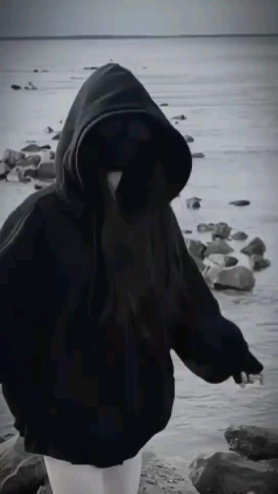 Ảnh gái mặc áo hoodie đen trên bãi biển