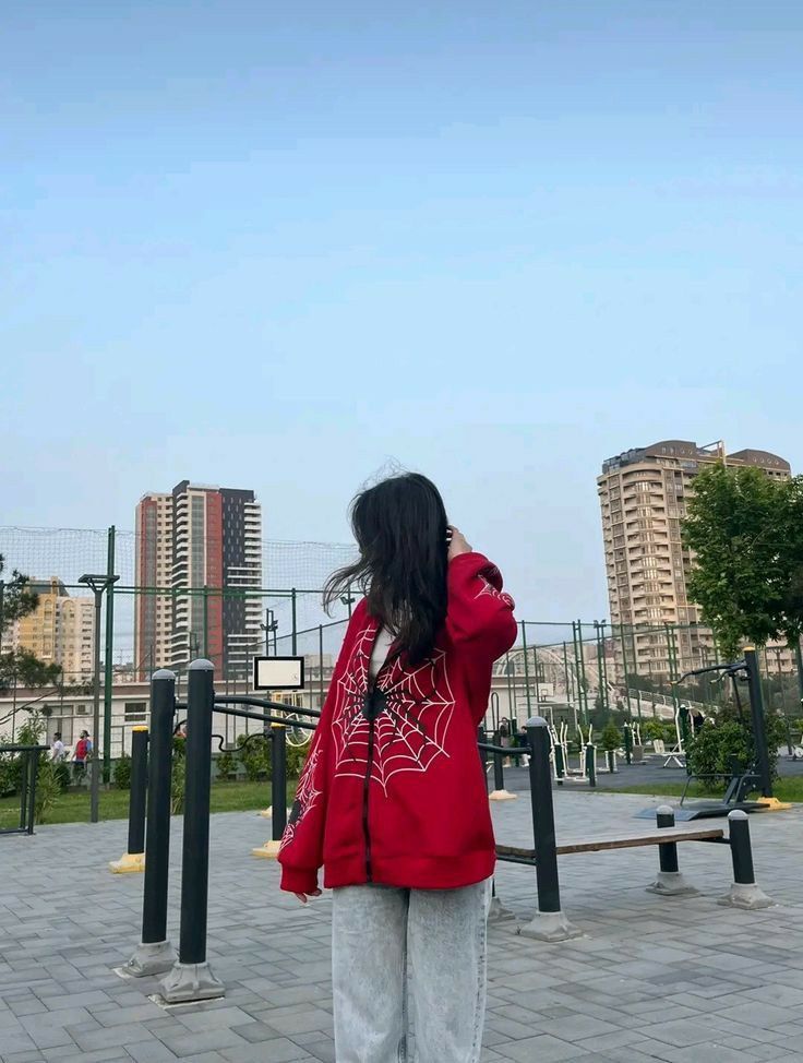 Ảnh gái mặc áo khoác hoa tiết nhện tại công viên