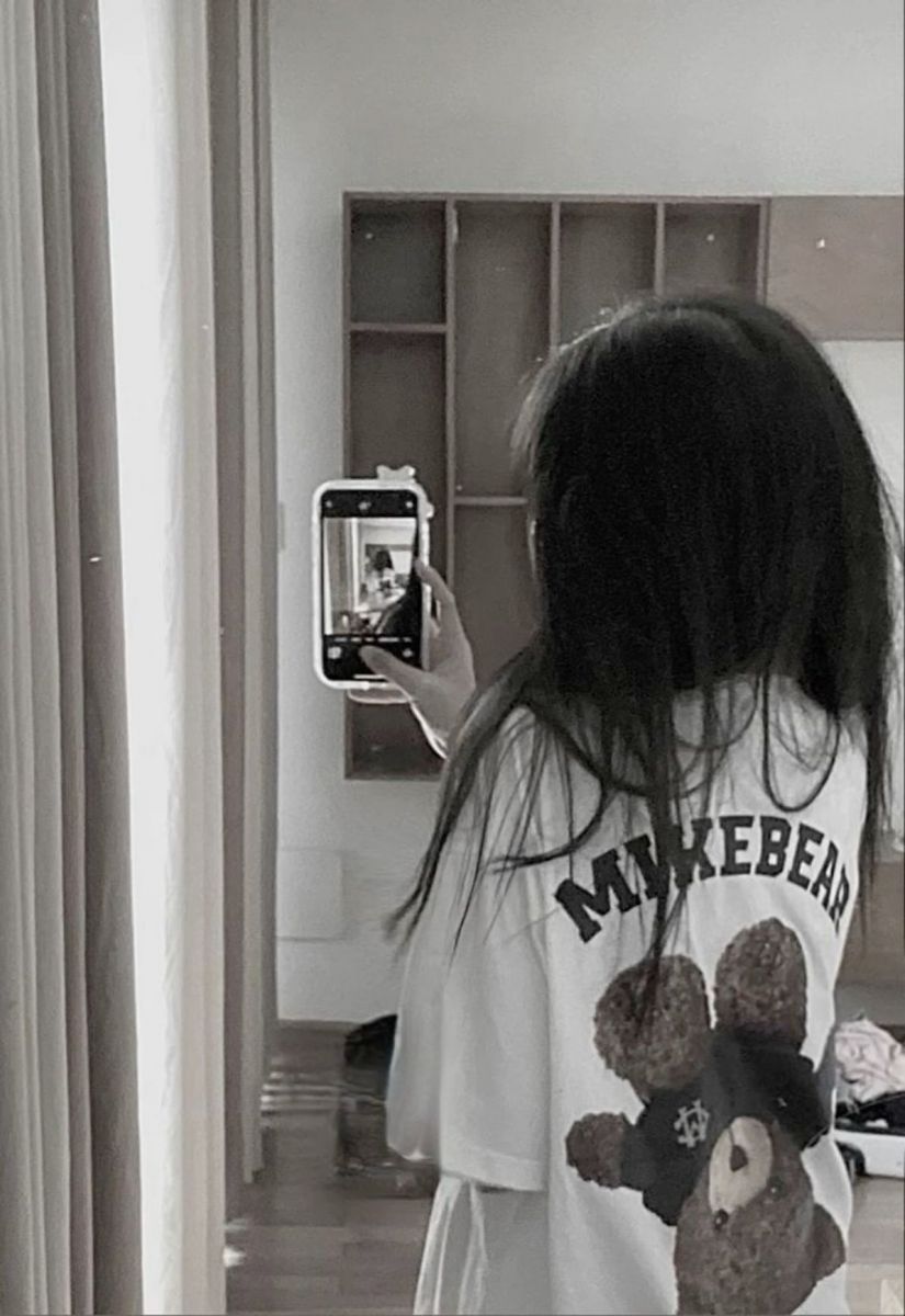 Ảnh gái mặc áo phông trắng chụp selfie trong gương