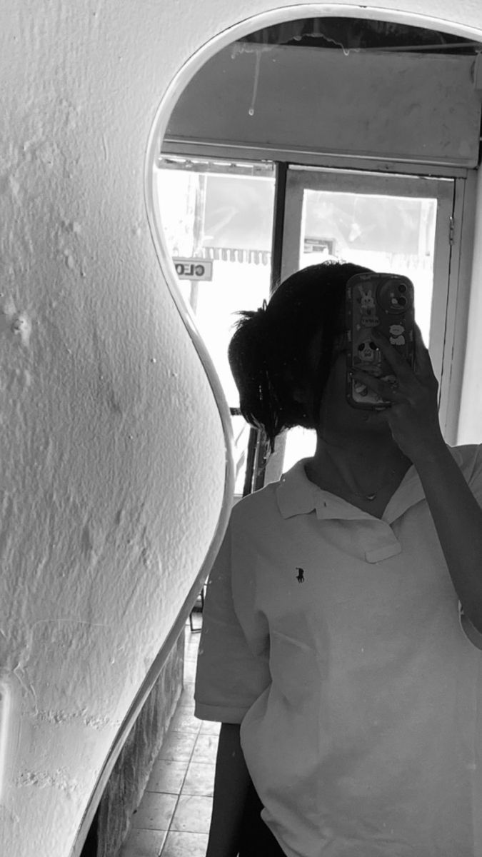 Ảnh gái mặc áo polo trắng chụp selfie trong quán cafe